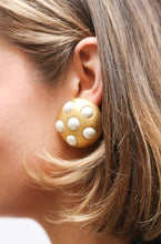 Load image into Gallery viewer, Vintage 80&#39;s Clip On earrings
